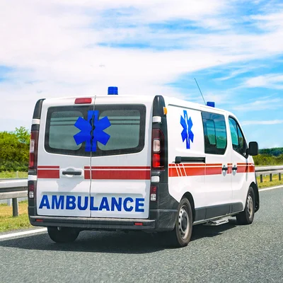 Ambulance circulant à Paris pour une intervention d'urgence.