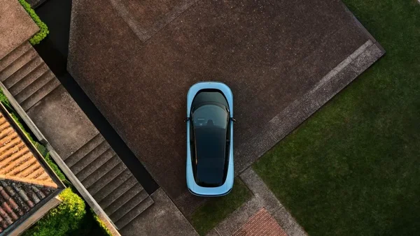 Ferrari Luce bleu clair photographiée d'en haut sur une allée privée.