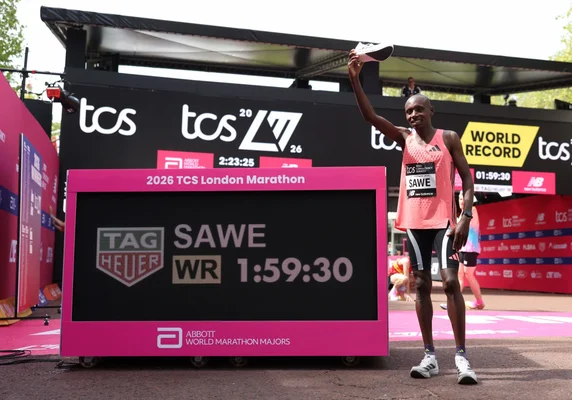 Sabastian Sawe posant avec son temps record de 1:59:30 lors du marathon de Londres 2026.