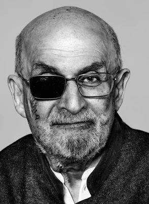 Salman Rushdie après son agression, avec une cicatrice visible sur la joue droite.