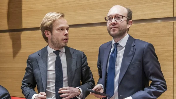 Charles Alloncle et Jérémie Patrier-Leitus échangeant de manière tendue lors d'une séance.