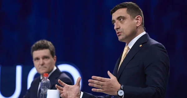 Un responsable politique roumain s'exprimant avec emphase lors d'une conférence ou d'un débat.