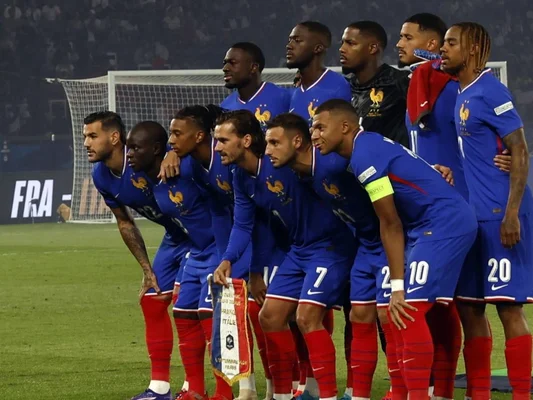 Les joueurs de l'équipe de France alignés avant un match, avec un fanion cérémonial.