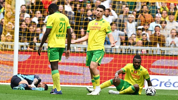 Détresse d'un joueur de l'OM au sol lors de l'humiliation à Nantes.