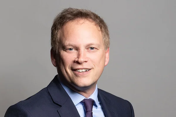 Portrait officiel de Grant Shapps, ministre britannique de la Défense.