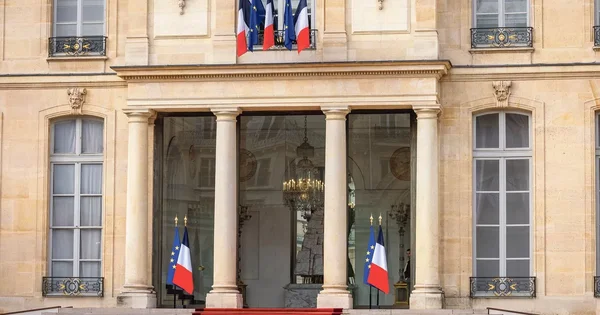 L'entrée du palais de l'Élysée, siège de la présidence française, avec les drapeaux français et européen.