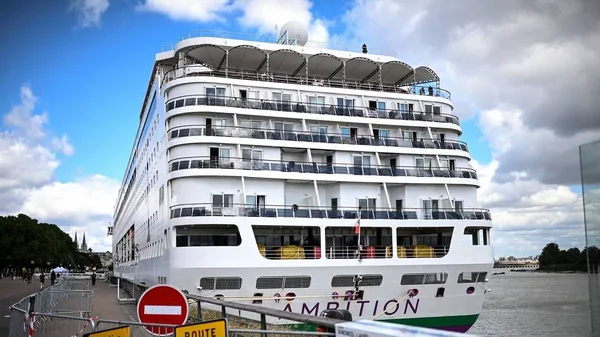 Le paquebot Ambition immobilisé à Bordeaux après une suspicion d'épidémie de gastro-entérite à bord.