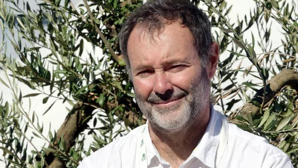Christophe Cassou, climatologue, souriant devant un olivier.
