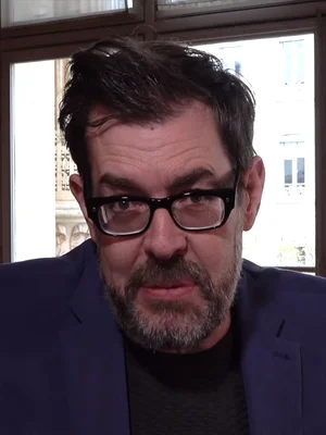 Richard Osman, auteur de la série « Murder Club », dont le tome 5 « Coffre-fort et vieilles dentelles » vient de paraître