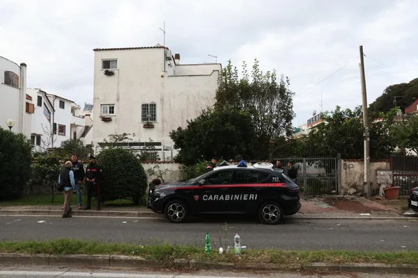 Des policiers devant un immeuble après le drame.