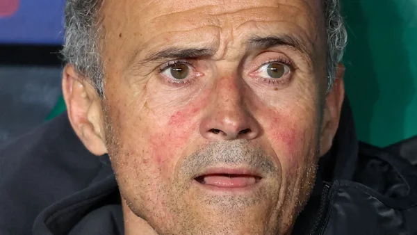 Luis Enrique, entraîneur du PSG, lors d'une prise de parole sur le football.