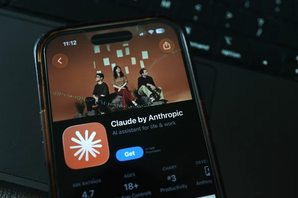 Smartphone affichant l'application Claude d'Anthropic sur l'App Store.