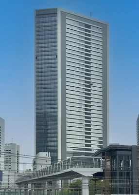 Siège social de SoftBank à Tokyo, illustrant la présence du groupe japonais.