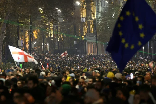 Troisième soirée consécutive de rassemblement pro-UE en Géorgie, avec des drapeaux nationaux et européens.