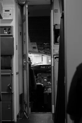 Vue du cockpit d'un Boeing 757 depuis la cabine passagers.