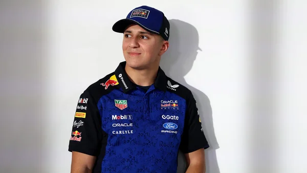 Isack Hadjar lors du lancement de la nouvelle F1 Red Bull à Detroit.