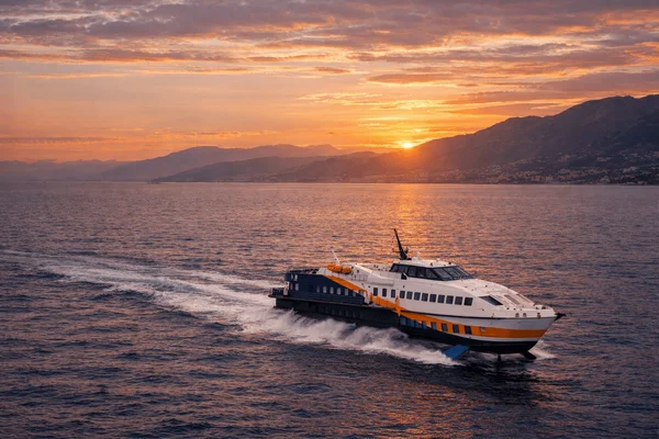 Un autre hydroptère de Cors'Express en action, profitant des conditions de mer calme au crépuscule.