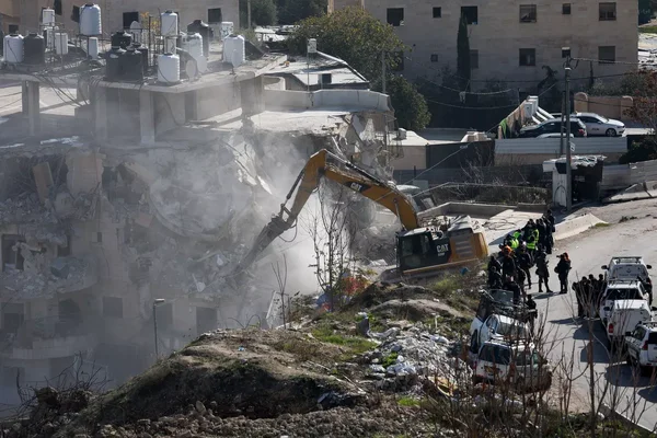 Israël démolit un immeuble résidentiel palestinien à Jérusalem-Est, avec présence de forces de sécurité.