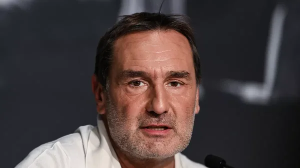 Gilles Lellouche répondant aux questions lors du Festival de Cannes.