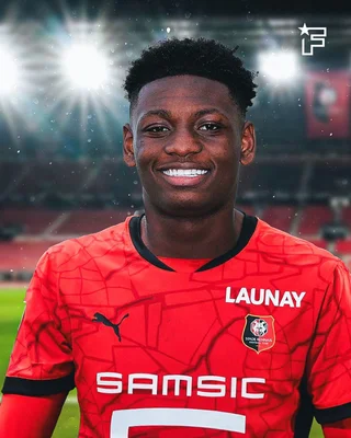 Mousa Al-Tamari posant souriant avec le maillot du Stade Rennais (présence d'un filigrane).