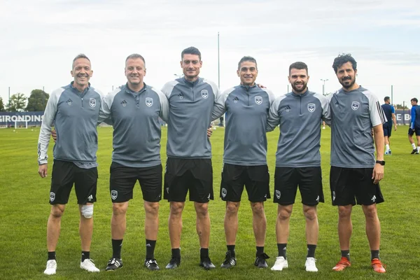 Le staff au complet des Girondins de Bordeaux sur le terrain d'entraînement.