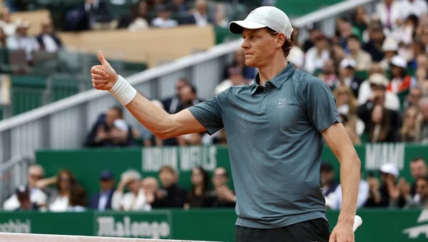 Jannik Sinner adresse un pouce levé au public après sa victoire à Monte-Carlo.