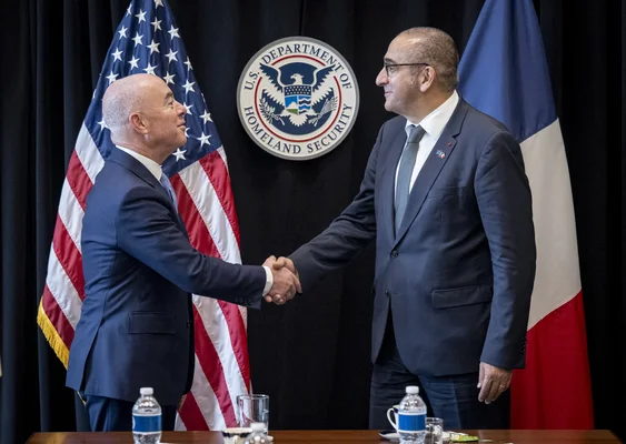 Alejandro Mayorkas et Laurent Nuñez échangeant une poignée de main au siège du DHS à Washington, le 13 octobre 2021.