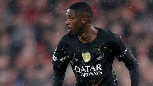 Ousmane Dembélé sous la pluie avec le PSG lors d'un match de Ligue des champions.