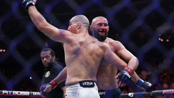 Francis Ngannou et Philipe Lins s'enlaçant après leur combat.