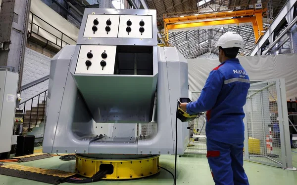 Ouvrier dans une usine de Naval Group, illustrant la capacité industrielle du constructeur naval.