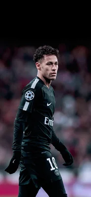 Neymar Jr. portant le maillot extérieur vert du PSG lors d'un match de Ligue des champions.