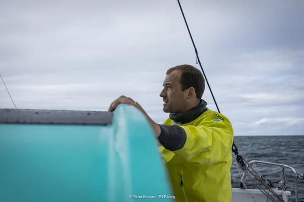 Sam Goodchild en navigation sous un ciel nuageux.