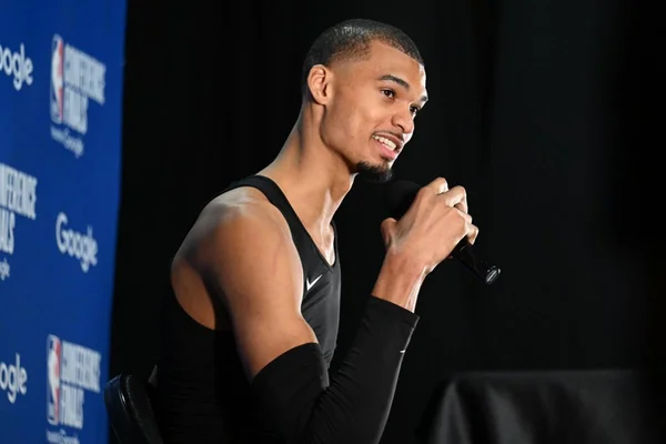 Victor Wembanyama s'exprime lors d'une conférence de presse NBA.