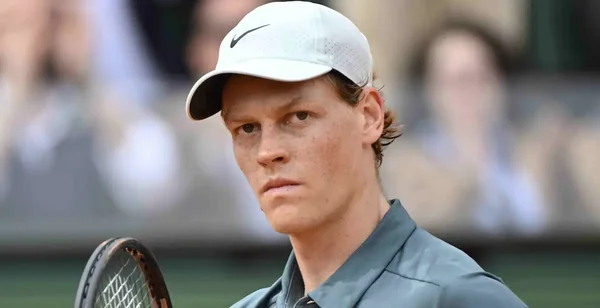 Jannik Sinner, sérieux, tenant sa raquette lors d'un tournoi.