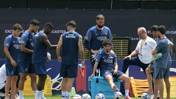 Les joueurs du PSG réunis autour de leur entraîneur lors d'une séance d'entraînement.