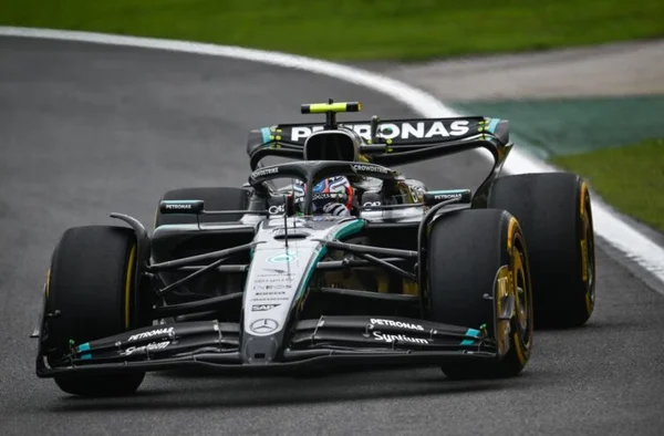 La Mercedes de Kimi Antonelli en action lors d'une course.