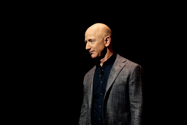Jeff Bezos dévoilant le prototype d'alunisseur de Blue Origin lors d'un événement à Washington DC en mai 2019.