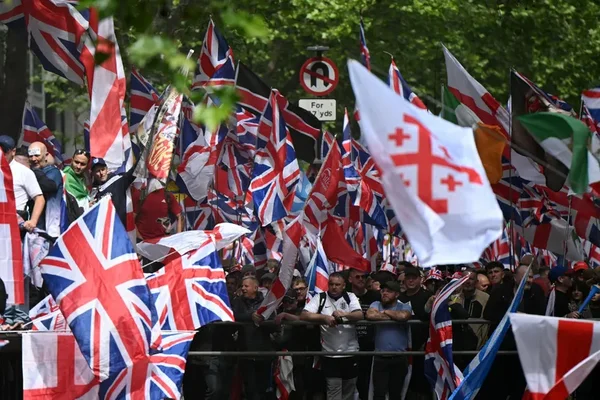 Des manifestants d'extrême droite réunis à Londres lors d'une marche anti-immigration.