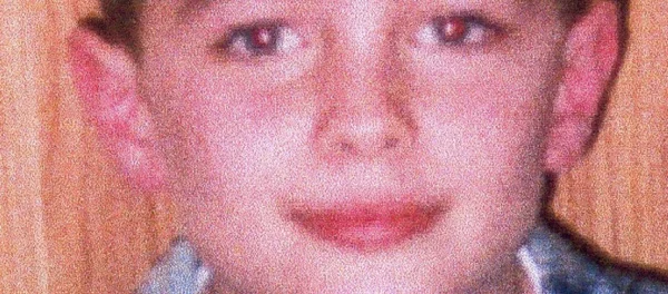 Jonathan Coulom, la jeune victime, photographié en gros plan sur fond boisé.
