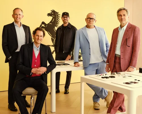 Jony Ive et l'équipe de LoveFrom posant avec des composants lors de la collaboration avec Ferrari pour le design de la première voiture électrique.