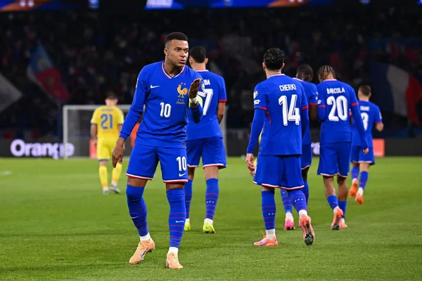 Kylian Mbappé (n°10) en action lors d'un match de qualification pour la Coupe du Monde 2026.