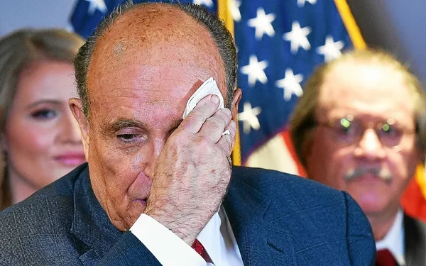 Rudy Giuliani s'essuyant le visage lors d'une conférence de presse en 2020.
