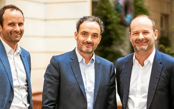 Les frères Le Lous, dirigeants du groupe familial Urgo, photographiés à l'extérieur.