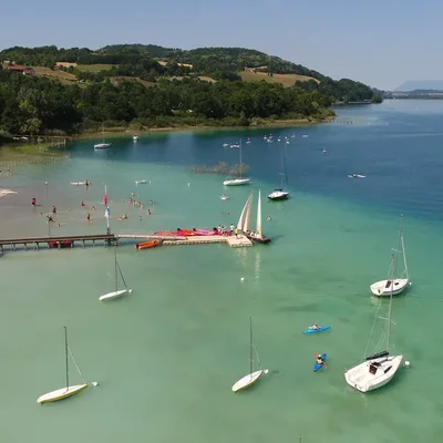Activités nautiques sur le lac de Paladru, destination touristique prisée en Isère.