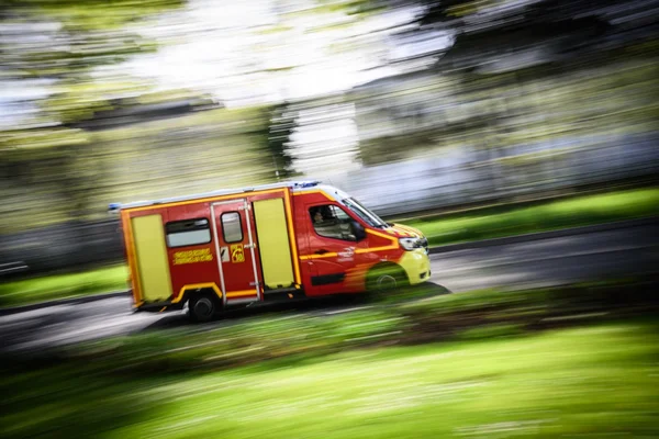 Une ambulance des services d'urgence se rendant sur les lieux d'un drame.