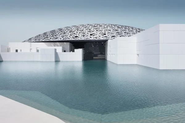 Le Louvre Abu Dhabi, avec son dôme emblématique et son architecture entourée d'eau.