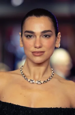 Portrait de la chanteuse Dua Lipa.