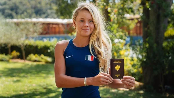 Ksenia Efremova, déjà titrée en pro à 14 ans, fièrement parée du drapeau français.