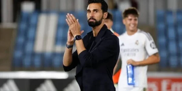 Álvaro Arbeloa applaudissant avec un joueur du Real Madrid en arrière-plan.