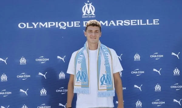 Un supporter de l'Olympique de Marseille avec une écharpe du club.